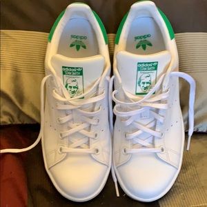 Adidas Stan Smith tennis shoes.